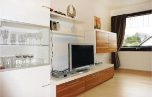 een woonkamer met een flatscreen-tv op een houten kast bij 2 Bedroom Nice Apartment In Bad Pyrmont in Bad Pyrmont