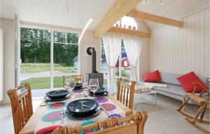 a dining room with a table and a couch at Beautiful Home In Zerpenschleuse in Zerpenschleuse