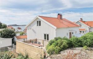 BovallstrandにあるAmazing Home In Bovallstrand With 3 Bedrooms And Wifiの赤屋根白屋根