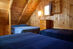 Postel nebo postele na pokoji v ubytování Bungalows Verneda Mountain Resort + 37 fotografií