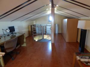 een leeg kantoor met een bureau en een kamer met een bed bij Chalet moderno con PISCINA en Calafell in Calafell