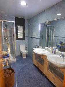 Koupelna v ubytování Chalet moderno con PISCINA en Calafell