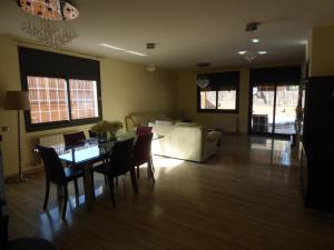 Posezení v ubytování Chalet moderno con PISCINA en Calafell
