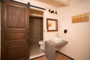 A bathroom at Cactus Hostel & Suites