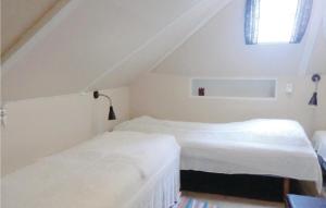 een slaapkamer met 2 bedden op een zolder bij Lovely Home In Storebro With Kitchen in Storebro
