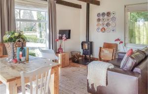 レーンデにあるLovely Home In Leende With Wifiのテーブルと暖炉のあるリビングルーム