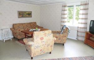 salon z kanapą, stołem i krzesłami w obiekcie 4 Bedroom Nice Home In Slvesborg w mieście Sandbäck