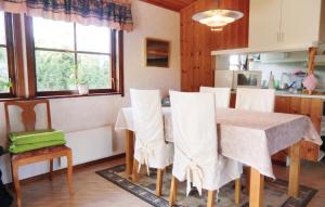 een keuken en eetkamer met een tafel en stoelen bij Beautiful Home In Borgholm With Kitchen in Föra
