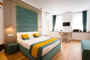 una camera con un grande letto con testiera verde di Elegant Apartments 5 terre la spezia a La Spezia