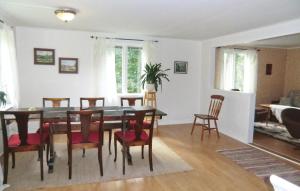 jadalnia ze stołem i krzesłami w obiekcie 4 Bedroom Nice Home In Slvesborg w mieście Sandbäck