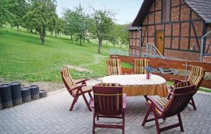 un patio con tavolo, sedie e un edificio di Nice Apartment In Lgde With House A Mountain View a Lügde
