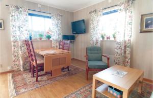 sala de estar con mesa, sillas y TV en Awesome Home In Visby With 2 Bedrooms And Wifi, en Nyhamn