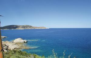 カルヴィにあるLovely Home In Calvi With Kitchenの大水の景色