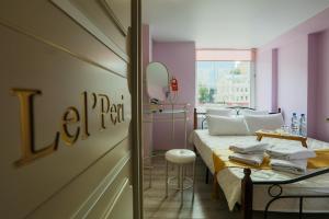 モスクワにあるホテル オン パヴェレツカヤのベッド、テーブル、鏡が備わる客室です。