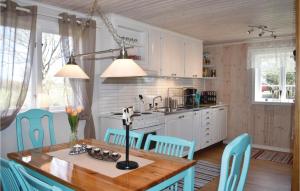 Nhà bếp/bếp nhỏ tại Three-Bedroom Holiday Home In Lottorp +7 ảnh