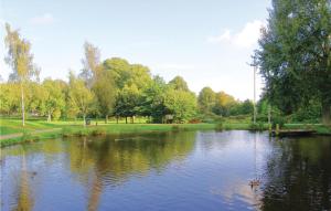 ロンネビューにあるAmazing Home In Ronnebyの水中のアヒルと公園内の池 +1枚の写真