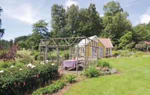 un invernadero en medio de un jardín en Nice Home In Vessigebro With Kitchen, en Vessigebro