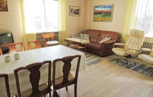 sala de estar con mesa y sofá en Nice Home In Vessigebro With Kitchen, en Vessigebro