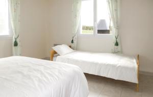 1 Schlafzimmer mit 2 Betten und einem Fenster in der Unterkunft 1 Bedroom Gorgeous Home In La Chapelle En Juger in Montreuil-sur-Lozon