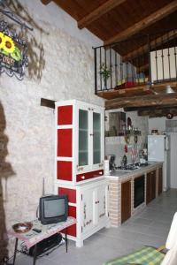 una cucina con una piccola TV in camera di Casavacanze Macchiametola a Lettomanoppello