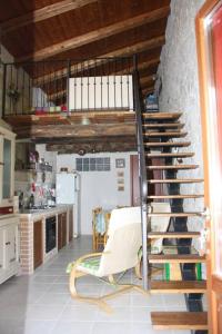 uma cozinha com uma escada em espiral num quarto em Casavacanze Macchiametola em Lettomanoppello