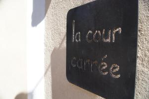 Un segno nero con le parole La Court Carré di La Cour Carrée a Rustrel
