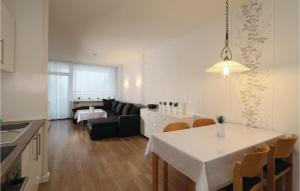 En eller flere senge i et værelse på 2 Bedroom Cozy Apartment In Goslar + 6 billeder