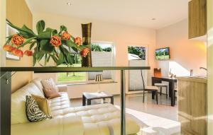 ein Wohnzimmer mit einem weißen Sofa und einem Tisch in der Unterkunft Awesome Home In Pinnow With 2 Bedrooms And Wifi in Petersberg