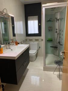 een badkamer met een wastafel, een douche en een toilet bij Chalet moderno con PISCINA en Calafell in Calafell