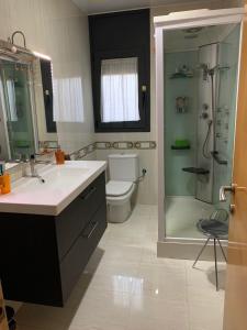 Koupelna v ubytování Chalet moderno con PISCINA en Calafell
