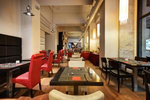 A television and/or entertainment centre at Dharma Luxury Hotel