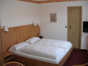 Un pat sau paturi într-o cameră la Villa Martha