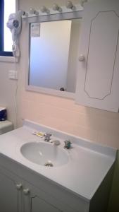 Canberra Carotel Motel tesisinde bir banyo
