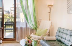 Posezení v ubytování 2 Bedroom Lovely Apartment In Ayamonte + 8 fotografií