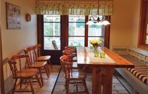 Gorgeous Home In Trensum With Wifi في Trensum: غرفة طعام مع طاولة وكراسي خشبية