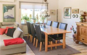 uma sala de jantar com mesa e cadeiras em Cozy Home In Borgholm With Wifi em Borgholm