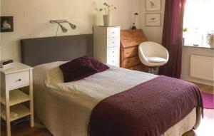 Tempat tidur dalam kamar di Cozy Home In Borgholm With Wifi