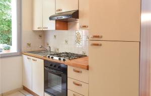 Kuhinja ili čajna kuhinja u objektu Nice Home In Sahurs With 3 Bedrooms And Wifi
