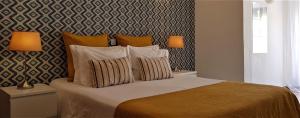 a bedroom with a bed with two lamps on it at Quinta Nova Vale Del Rey in Carvoeiro
