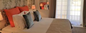a bedroom with a large bed with pillows at Quinta Nova Vale Del Rey in Carvoeiro