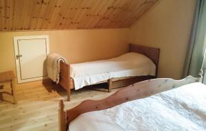 A bed or beds in a room at Pet Friendly Home In Fjllbacka With Wifi