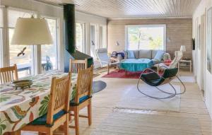 ストレムスタードにあるNice Home In Strmstad With 3 Bedrooms And Wifiのリビングルーム(テーブル、ソファ付)