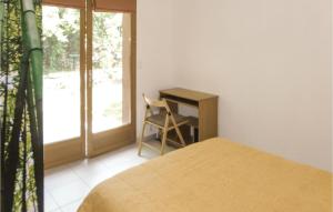 - une chambre avec un bureau et une chaise à côté d'une fenêtre dans l'établissement Nice Home In Cazevieille With 1 Bedrooms And Wifi, à Cazevieille