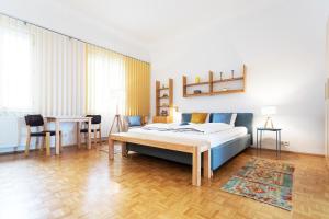 una camera con letto, tavolo e scrivania di Vintage Design Apartments a Vienna