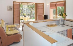 - une cuisine avec un évier et une table dans l'établissement Nice Home In Cazevieille With 1 Bedrooms And Wifi, à Cazevieille