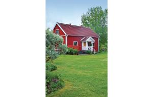 HokにあるStunning Home In Vaggeryd With 2 Bedrooms And Saunaの緑の庭のある赤い家