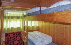 a bedroom with two bunk beds and a window at Cozy Home In Rendalen With House A Mountain View in Svarstad