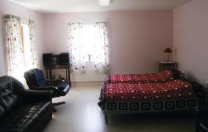 una camera con letto, divano e sedia di Cozy Apartment In Saxtorp With Kitchenette a Saxtorp