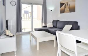 オリフエラ・コスタにある2 Bedroom Gorgeous Apartment In Orihuela Costaのリビングルーム(ソファ、テーブル付)