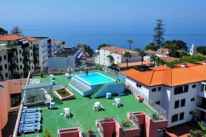 uma grande piscina com animais num campo verde em Aparthotel Imperatriz no Funchal